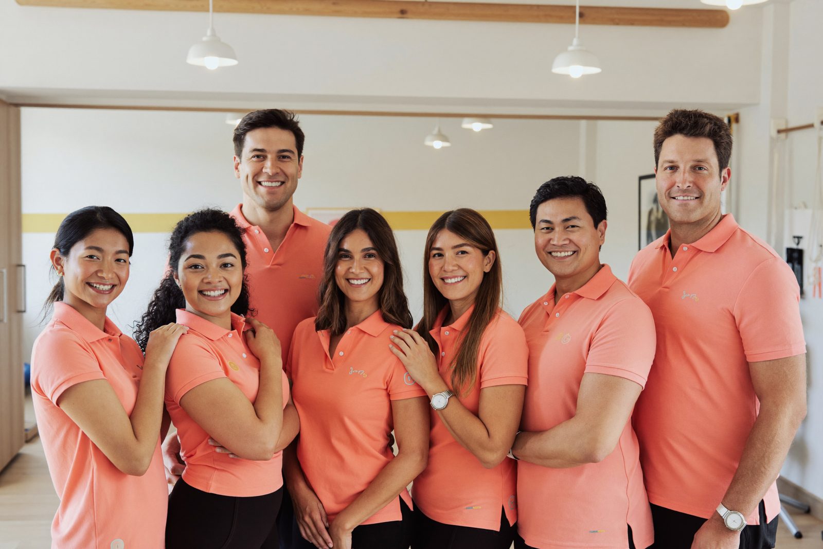 Equipo de fisioterapeutas de Alcor en la sala de ejercicio